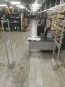 противокражные ворота в магазине электроники